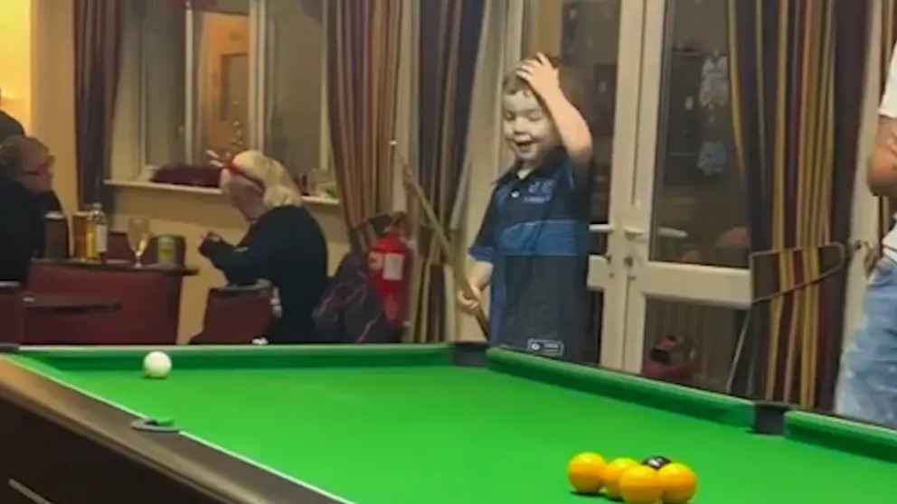 Unglaublich! 2-jähriger snooker-star bricht zwei weltrekorde!