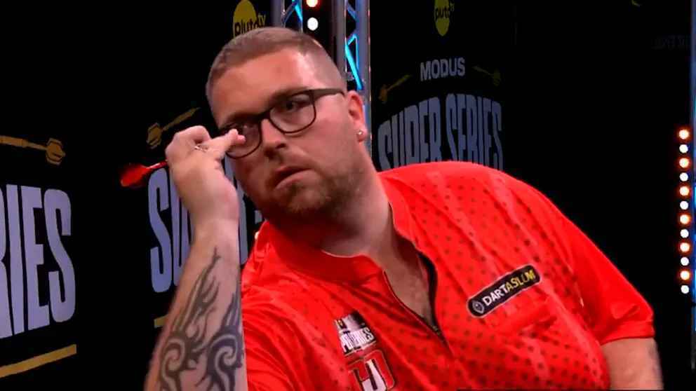 Unglaublich! darts-star verblüfft die welt mit verrückter wurftechnik!