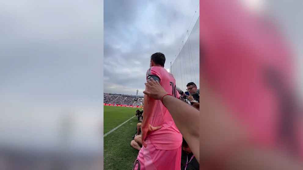 Unglaublich! fotograf küsst messi beim eckball – die welt steht kopf!