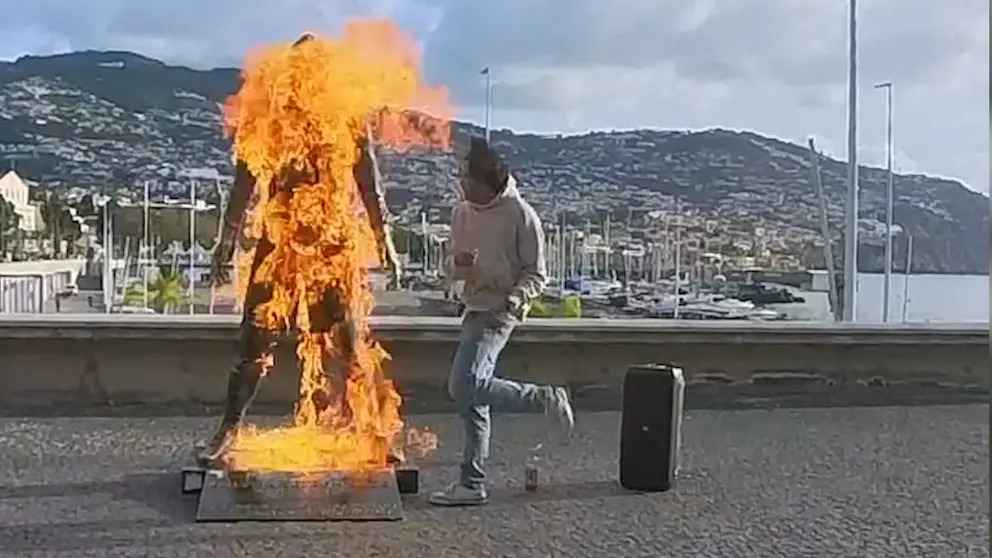 Unglaublich! möchtegern-influencer setzt cristiano ronaldo-statue in brand!
