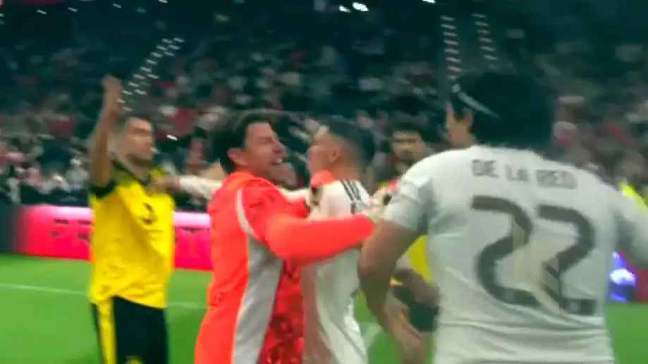 Unglaublich! weidenfeller verliert die kontrolle beim legends cup!