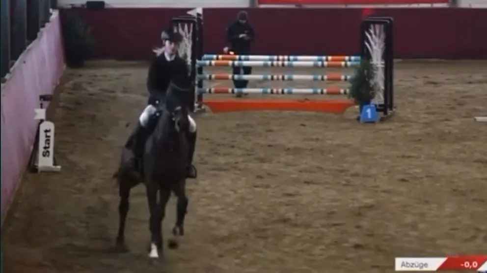 Unglaubliche Wendung! Krebskrankes Mädchen triumphiert bei Reitturnier