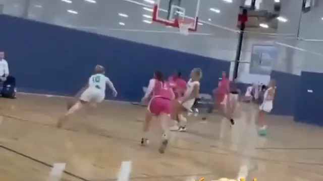Unglaublicher Korb! Basketballerin zaubert alle mit Wurf ihres Lebens!