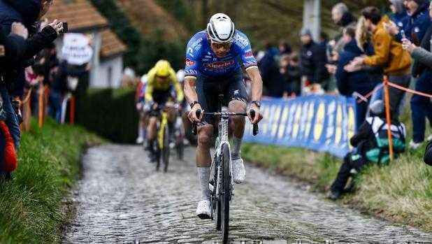 Van der poel demontiert konkurrenz im omloop – siegesserie geht weiter