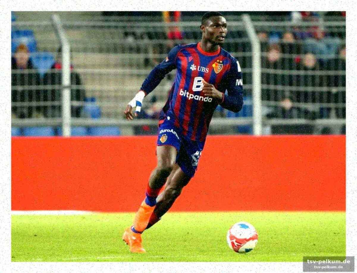 Adjetey unterzeichnet langfristigen vertrag