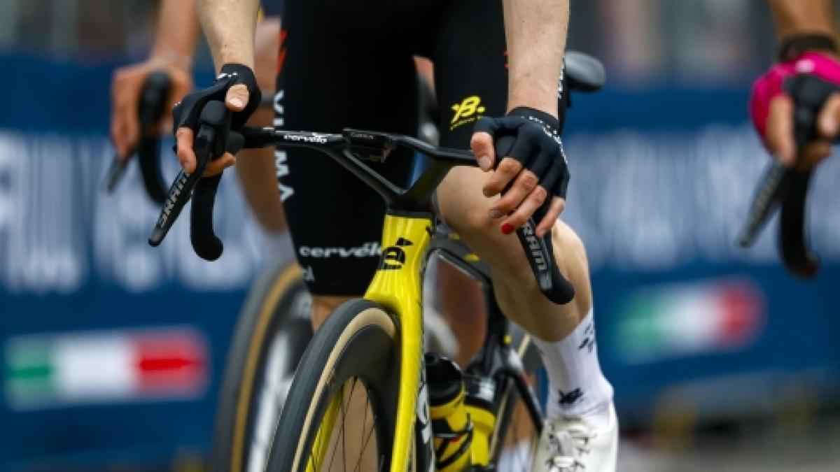 Vingegaard setzt giro auf ungewöhnliche weise in szene: appell für kinder