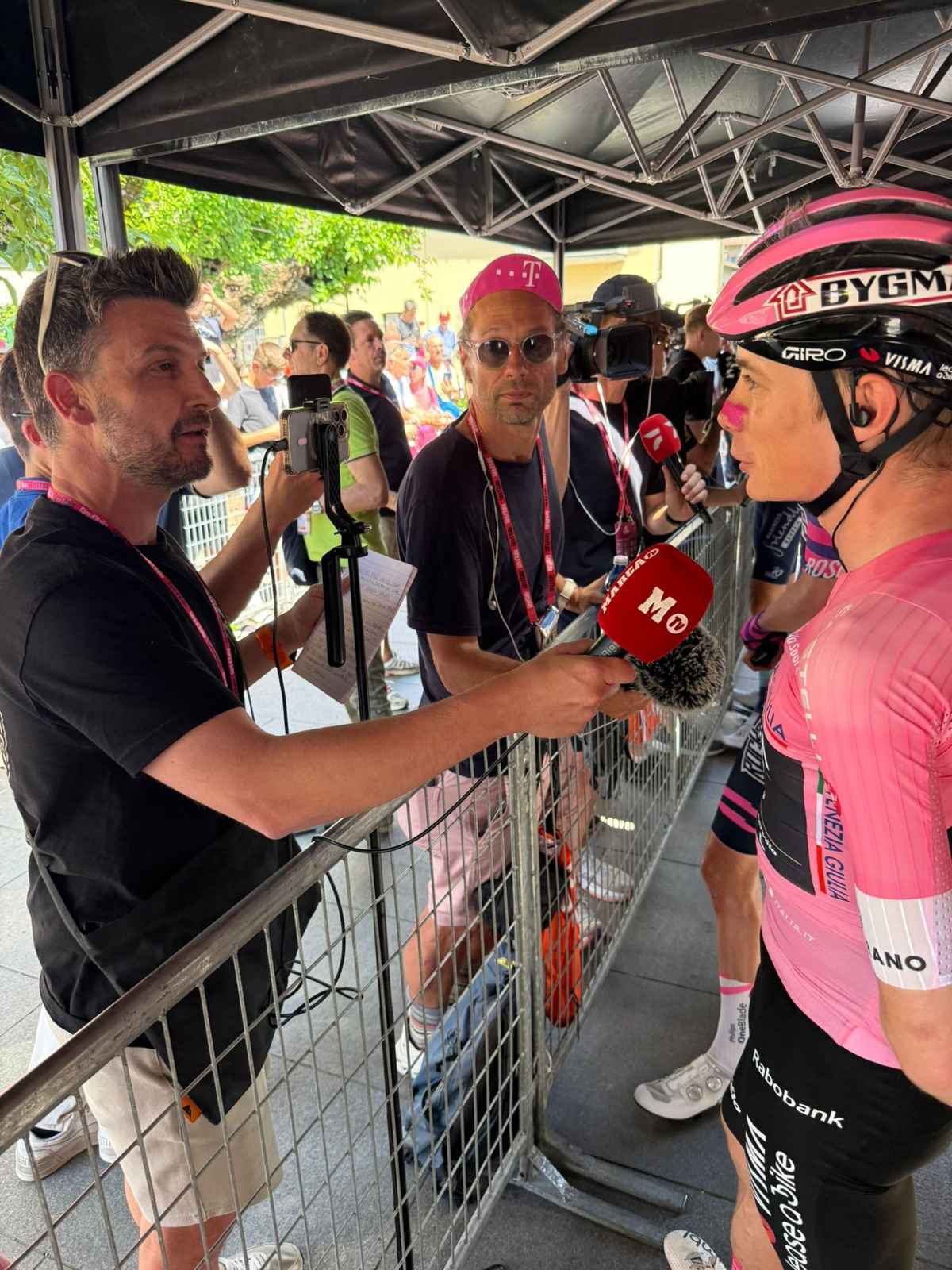 Vingegaard triumphiert beim giro: rosa trikot und vier etappen!