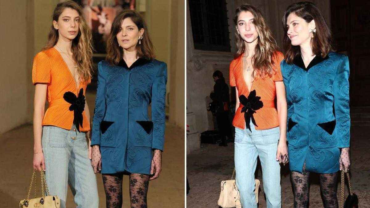 Vittoria puccini und tochter elena laufen in rom hand in hand über den laufsteg