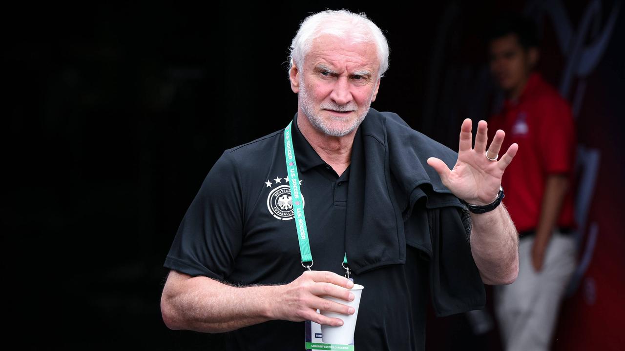 Völler schlägt im wm-camp den diplomatischen spagat: erinnert, attackiert und schweigt zugleich