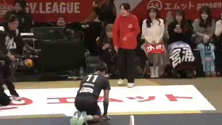Volleyball-geste geht viral: japanischer spieler entschuldigt sich auf beeindruckende weise