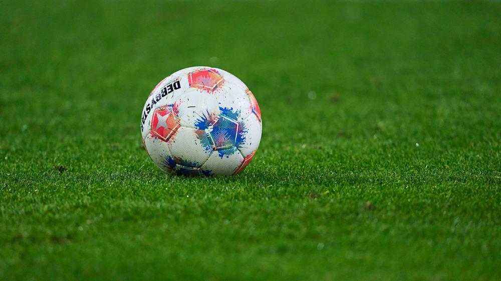 Vom abstauber bis zur kerze: das fußball-wörterbuch, das selbst profis zum lachen bringt