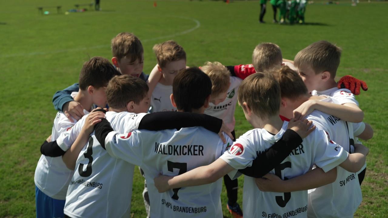 Waldkicker: brandenburgs u10 räumt müll und gewinnt preise!