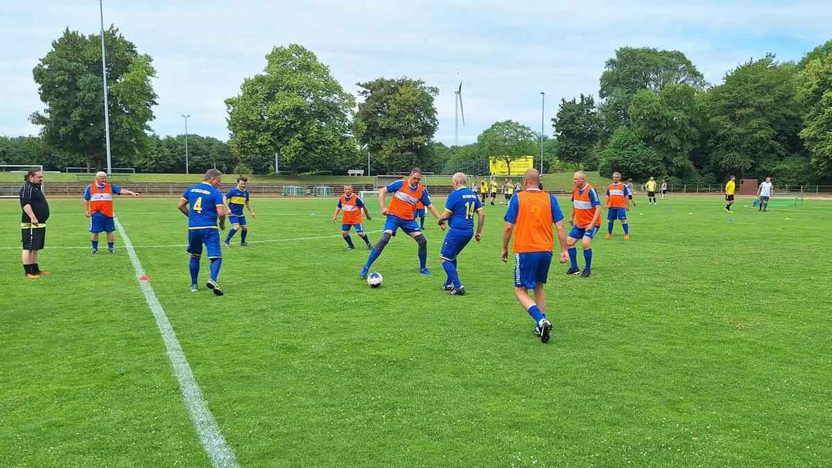 Walking football: überraschungsturnier in neuss begeistert – und schont die gelenke!