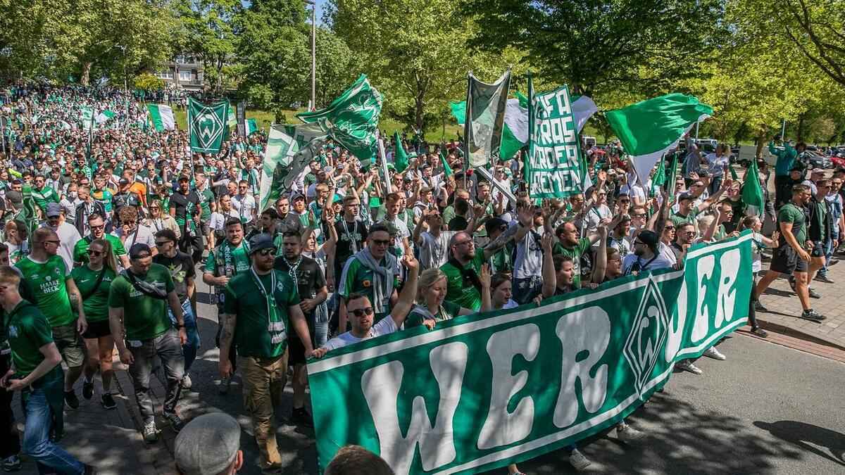 Werder-fans feiern saisonabschluss: marsch durch bremen sorgt für verspätungen