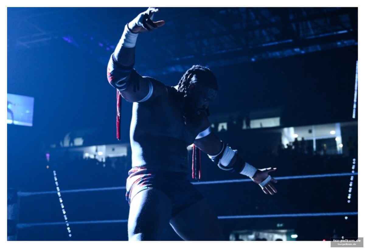 Oba femi: der neue monster der wwe