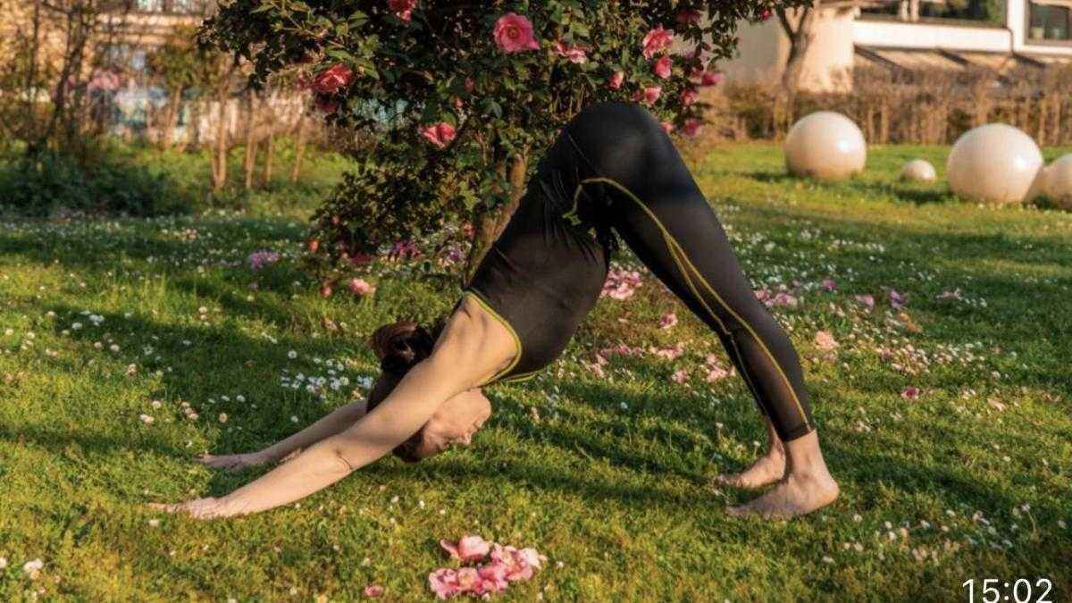 Yoga-frühling: fünf positionen, die körper und geist aus dem winterschlaf holen