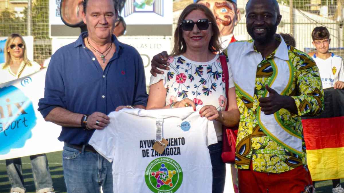 Zaragoza feiert fußballfest: welttournier 'somos familia' im vollen gange!