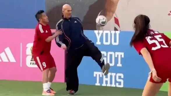 Zidane: Fußball-Gott zeigt sich überraschend kinderfreundlich! Unglaubliche Szenen aus dem Camp!